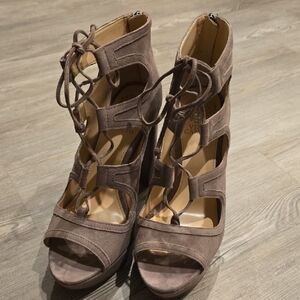 Chic Lace-Up Peep Toe Heels in Brown